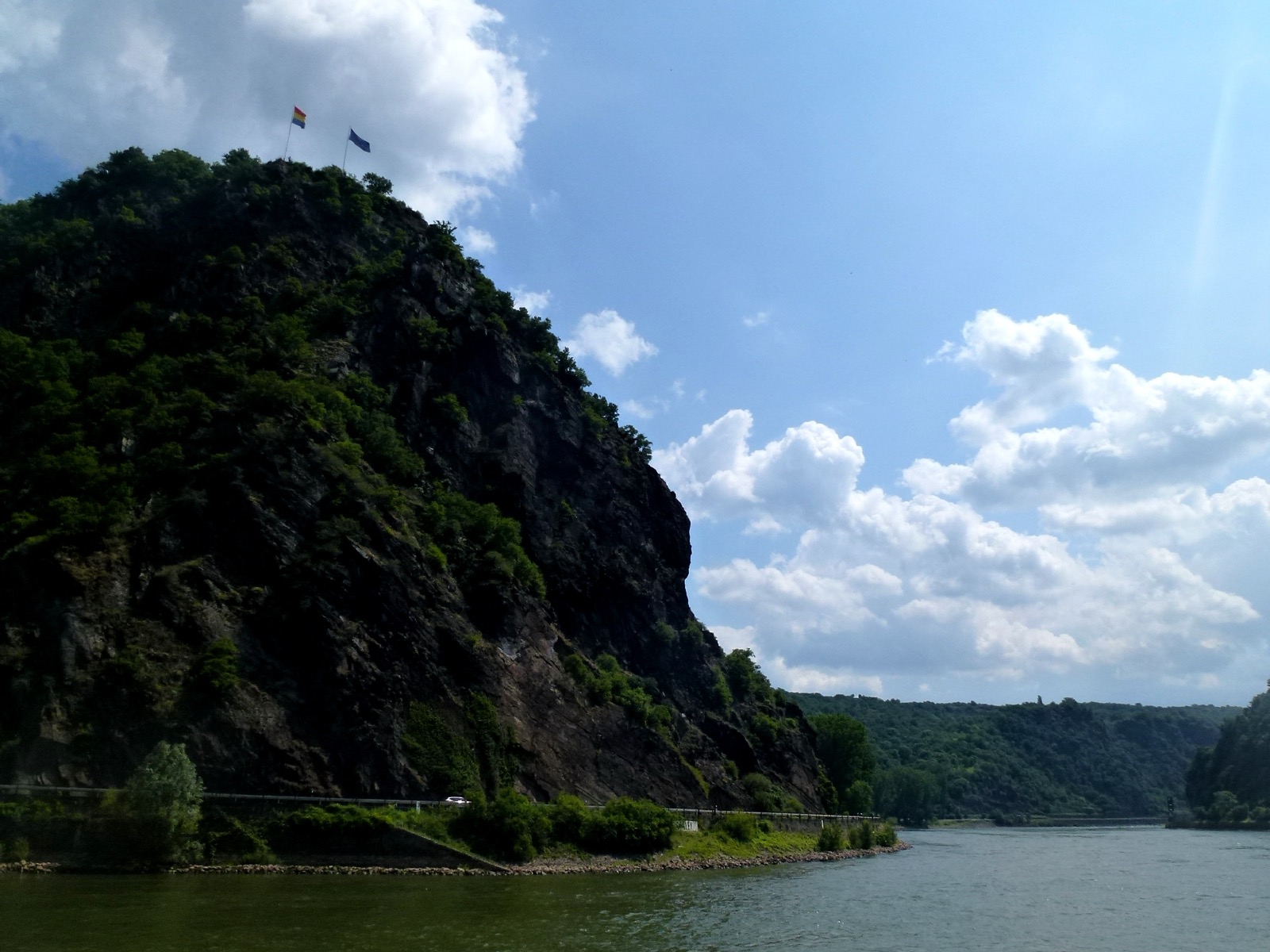 Der Rhein bei der Loreley, grüne Hänge und Felsen